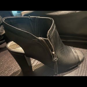 Trendy leather sling back mule with strap.